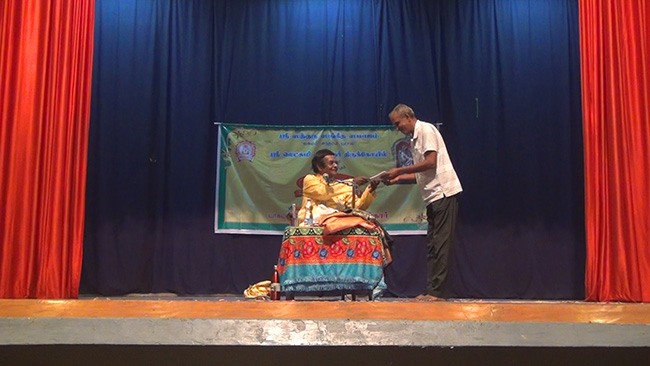 D.A.Joseph distributes the prize for the prize winners. (Madurai Q&A )